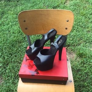 Black Stiletto Pleasers